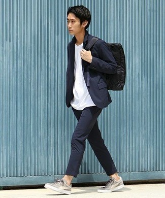 20 Jährige: Schwarzen Segeltuch Rucksack kombinieren – 39 Smart-Casual Herren Outfits: Kombinieren Sie einen dunkelblauen Anzug mit einem schwarzen Segeltuch Rucksack, um einen lockeren, aber dennoch stylischen Look zu erhalten. Ergänzen Sie Ihr Look mit grauen Segeltuch niedrigen Sneakers.
