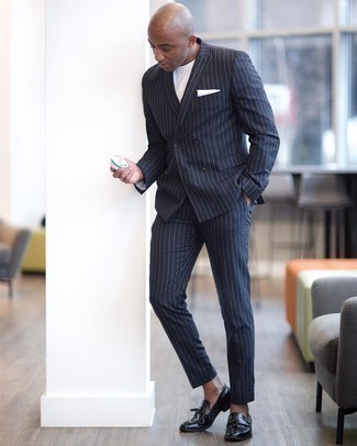 30 Jährige: Schwarze Leder Slipper mit Quasten kombinieren – 500+ Herren Outfits: Kombinieren Sie einen dunkelblauen vertikal gestreiften Anzug mit einem weißen T-Shirt mit einem Rundhalsausschnitt, wenn Sie einen gepflegten und stylischen Look wollen. Schalten Sie Ihren Kleidungsbestienmodus an und machen schwarzen Leder Slipper mit Quasten zu Ihrer Schuhwerkwahl.