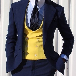 Senf Überzug kombinieren – 87 Herren Outfits warm Wetter: Vereinigen Sie einen senf Überzug mit einem dunkelblauen Anzug für einen stilvollen, eleganten Look.