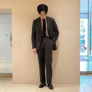 Beige Businesshemd kombinieren – 173 Herren Outfits: Kombinieren Sie ein beige Businesshemd mit einem dunkelbraunen Anzug für einen stilvollen, eleganten Look. Suchen Sie nach leichtem Schuhwerk? Wählen Sie schwarzen Leder Slipper für den Tag.
