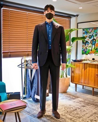 dunkelbrauner Anzug, dunkelblaues Chambray Businesshemd, dunkelbraune Wildleder Slipper, dunkelbraune Socken für Herren