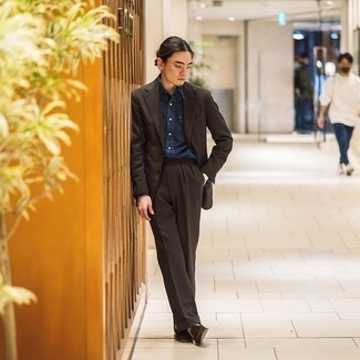 Dunkelbraunen Anzug kombinieren – 972+ Herren Outfits: Kombinieren Sie einen dunkelbraunen Anzug mit einem dunkelblauen Chambray Businesshemd für einen stilvollen, eleganten Look. Fühlen Sie sich mutig? Wählen Sie dunkelbraunen Wildleder Slipper mit Quasten.