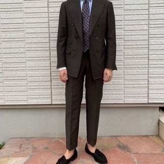 Braune bedruckte Krawatte kombinieren – 274 Herren Outfits: Entscheiden Sie sich für einen dunkelbraunen Anzug und eine braune bedruckte Krawatte für einen stilvollen, eleganten Look. Wenn Sie nicht durch und durch formal auftreten möchten, wählen Sie schwarzen Wildleder Slipper mit Quasten.