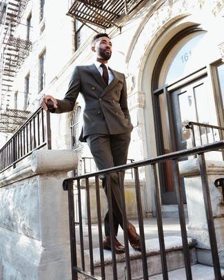 Braunen Anzug kombinieren – 500+ Elegante Herren Outfits: Tragen Sie einen braunen Anzug und ein weißes Businesshemd für eine klassischen und verfeinerte Silhouette. Braune Leder Oxford Schuhe sind eine ideale Wahl, um dieses Outfit zu vervollständigen.