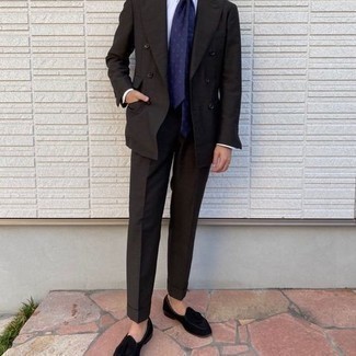 Dunkelblaue Krawatte mit Paisley-Muster kombinieren – 118 Elegante Herren Outfits: Tragen Sie einen dunkelbraunen Anzug und eine dunkelblaue Krawatte mit Paisley-Muster für eine klassischen und verfeinerte Silhouette. Wählen Sie die legere Option mit schwarzen Samt Slippern mit Quasten.