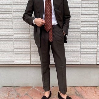 30 Jährige: Braune bedruckte Krawatte kombinieren – 116 Sommer Herren Outfits: Kombinieren Sie einen dunkelbraunen Anzug mit einer braunen bedruckten Krawatte für eine klassischen und verfeinerte Silhouette. Fühlen Sie sich mutig? Komplettieren Sie Ihr Outfit mit schwarzen Samt Slippern mit Quasten. Ein stylischer Look für den Sommer.