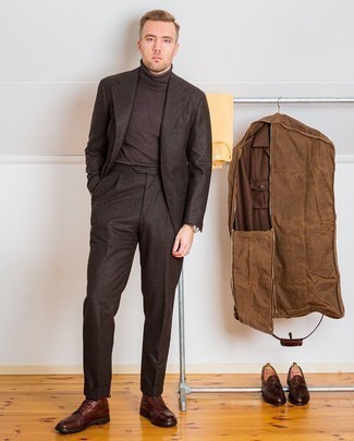 30 Jährige: Braunen Anzug kombinieren – 150 Smart-Casual Herren Outfits: Kombinieren Sie einen dunkelbraunen Wollanzug mit einem dunkelbraunen Wollrollkragenpullover, um vor Klasse und Perfektion zu strotzen. Fühlen Sie sich ideenreich? Vervollständigen Sie Ihr Outfit mit einer dunkelbraunen Lederfreizeitstiefeln.