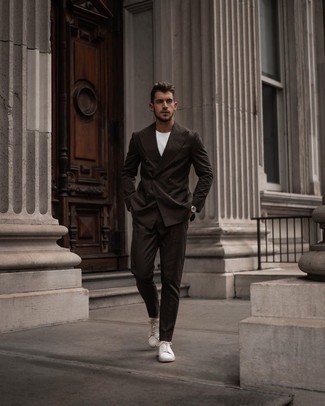 Dunkelbraunen Anzug kombinieren – 201 Smart-Casual Herren Outfits: Kombinieren Sie einen dunkelbraunen Anzug mit einem weißen T-Shirt mit einem Rundhalsausschnitt für Ihren Bürojob. Wenn Sie nicht durch und durch formal auftreten möchten, ergänzen Sie Ihr Outfit mit weißen Leder niedrigen Sneakers.