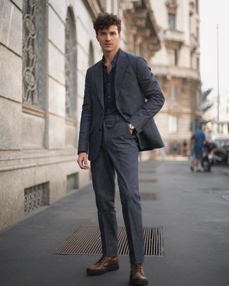 Wie grauen Anzug mit dunkelbrauner Lederfreizeitstiefel zu kombinieren – 5 Elegante Herren Outfits: Paaren Sie einen grauen Anzug mit einem dunkelblauen Businesshemd für eine klassischen und verfeinerte Silhouette. Eine dunkelbraune Lederfreizeitstiefel verleihen einem klassischen Look eine neue Dimension.