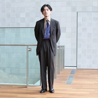 dunkelgrauer Anzug, hellbeige Businesshemd, dunkelblaue Leder Slipper, violette horizontal gestreifte Krawatte für Herren