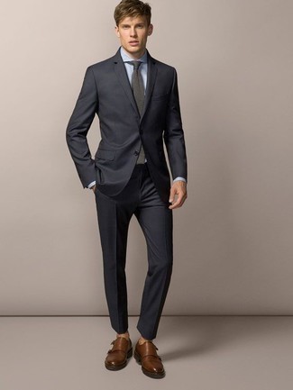 Olivgrüne Strick Krawatte kombinieren – 57 Herren Outfits: Vereinigen Sie einen dunkelgrauen Anzug mit einer olivgrünen Strick Krawatte, um vor Klasse und Perfektion zu strotzen. Fühlen Sie sich mutig? Entscheiden Sie sich für braunen Doppelmonks aus Leder.