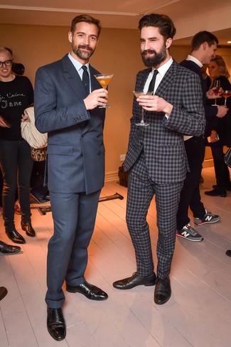Dunkelgrauen Anzug kombinieren – 500+ Elegante Herren Outfits: Kombinieren Sie einen dunkelgrauen Anzug mit einem hellblauen Businesshemd für eine klassischen und verfeinerte Silhouette. Schwarze Leder Oxford Schuhe sind eine perfekte Wahl, um dieses Outfit zu vervollständigen.