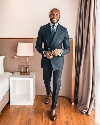 Dunkelgrauen Anzug kombinieren – 500+ Sommer Herren Outfits: Kombinieren Sie einen dunkelgrauen Anzug mit einem hellblauen Businesshemd für eine klassischen und verfeinerte Silhouette. Suchen Sie nach leichtem Schuhwerk? Wählen Sie braunen Leder Slipper für den Tag. Dieser Look ist wunderbar für den Sommer geeignet.