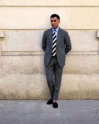 Weiße und dunkelblaue Krawatte kombinieren – 133 Herren Outfits: Vereinigen Sie einen dunkelgrauen Anzug mit einer weißen und dunkelblauen Krawatte für einen stilvollen, eleganten Look. Suchen Sie nach leichtem Schuhwerk? Wählen Sie schwarzen Leder Slipper mit Quasten für den Tag.