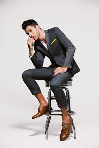 Gelbes Einstecktuch kombinieren – 479 Herren Outfits: Kombinieren Sie einen dunkelgrauen Anzug mit einem gelben Einstecktuch für einen bequemen Alltags-Look. Fühlen Sie sich ideenreich? Wählen Sie braunen Leder Brogues.