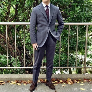 Dunkelrote Krawatte kombinieren – 500+ Herren Outfits: Erwägen Sie das Tragen von einem dunkelgrauen Anzug und einer dunkelroten Krawatte für eine klassischen und verfeinerte Silhouette. Wenn Sie nicht durch und durch formal auftreten möchten, vervollständigen Sie Ihr Outfit mit dunkelbraunen Chukka-Stiefeln aus Wildleder.