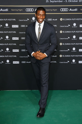 Chadwick Boseman trägt dunkelgrauer Wollanzug, weißes Businesshemd, schwarze Leder Derby Schuhe, graue Krawatte