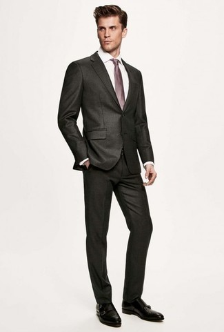 Wie schwarze Doppelmonks aus Leder mit grauen Anzuges zu kombinieren – 57 Herren Outfits: Kombinieren Sie einen grauen Anzug mit einem weißen Businesshemd, um vor Klasse und Perfektion zu strotzen. Fühlen Sie sich ideenreich? Ergänzen Sie Ihr Outfit mit schwarzen Doppelmonks aus Leder.