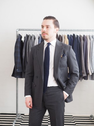Dunkelblaues Einstecktuch kombinieren – 500+ Elegante Herren Outfits: Kombinieren Sie einen dunkelgrauen vertikal gestreiften Anzug mit einem dunkelblauen Einstecktuch für ein großartiges Wochenend-Outfit.