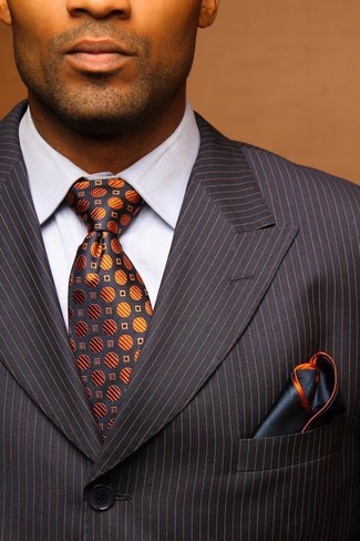 Graue bedruckte Krawatte kombinieren – 61 Herren Outfits: Erwägen Sie das Tragen von einem dunkelgrauen vertikal gestreiften Anzug und einer grauen bedruckten Krawatte für eine klassischen und verfeinerte Silhouette.
