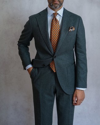 Orange bedruckte Krawatte kombinieren – 17 Frühling Herren Outfits: Kombinieren Sie einen dunkelgrauen Wollanzug mit einer orange bedruckten Krawatte für eine klassischen und verfeinerte Silhouette. Dieser Look ist sehr gut für die Übergangszeit geeignet.
