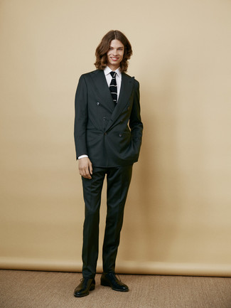 Schwarze und weiße Strick Krawatte kombinieren – 88 Elegante Herren Outfits warm Wetter: Geben Sie den bestmöglichen Look ab in einem dunkelgrauen Anzug und einer schwarzen und weißen Strick Krawatte. Machen Sie diese Aufmachung leger mit schwarzen Leder Oxford Schuhen.