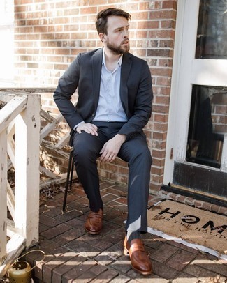 30 Jährige: Dunkelbraune Leder Slipper kombinieren – 500+ Elegante Herren Outfits: Kombinieren Sie einen dunkelgrauen Anzug mit einem weißen Businesshemd für einen stilvollen, eleganten Look. Wählen Sie die legere Option mit dunkelbraunen Leder Slippern.