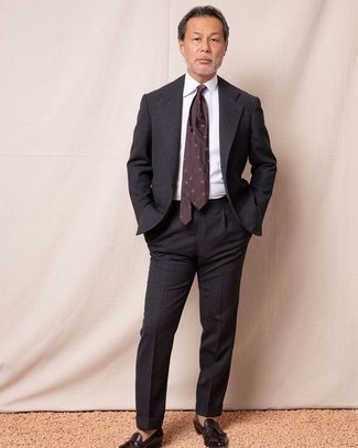 Dunkelrote bedruckte Krawatte kombinieren – 182 Elegante Herren Outfits: Erwägen Sie das Tragen von einem dunkelgrauen Anzug und einer dunkelroten bedruckten Krawatte für einen stilvollen, eleganten Look. Suchen Sie nach leichtem Schuhwerk? Wählen Sie dunkelbraunen Leder Slipper mit Quasten für den Tag.