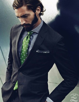 30 Jährige: Grüne Krawatte kombinieren – 55 Elegante Sommer Herren Outfits: Tragen Sie einen dunkelgrauen Anzug und eine grüne Krawatte für eine klassischen und verfeinerte Silhouette. Schon mal so einen stylischen Sommer-Outfit gesehen?
