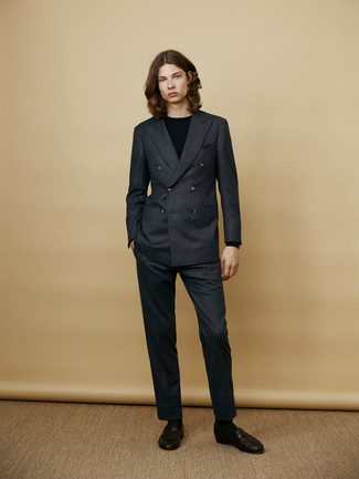Schwarzen Pullover mit einem Rundhalsausschnitt kombinieren – 500+ Herren Outfits: Vereinigen Sie einen schwarzen Pullover mit einem Rundhalsausschnitt mit einem dunkelgrauen Anzug für eine klassischen und verfeinerte Silhouette. Schwarze Leder Slipper fügen sich nahtlos in einer Vielzahl von Outfits ein.