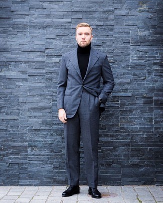 Schwarze Leder Oxford Schuhe kombinieren – 500+ Herren Outfits: Kombinieren Sie einen dunkelgrauen Anzug mit einem dunkelblauen Rollkragenpullover für einen stilvollen, eleganten Look. Komplettieren Sie Ihr Outfit mit schwarzen Leder Oxford Schuhen, um Ihr Modebewusstsein zu zeigen.