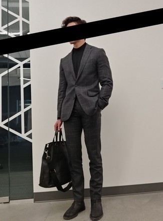 Welche Anzüge mit schwarzen Rollkragenpullovers zu tragen – 136 Herren Outfits warm Wetter: Kombinieren Sie einen Anzug mit einem schwarzen Rollkragenpullover für Ihren Bürojob. Schwarze Chelsea Boots aus Leder sind eine ideale Wahl, um dieses Outfit zu vervollständigen.