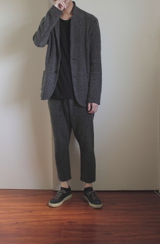 Grauen Wollanzug kombinieren – 82 Smart-Casual Herren Outfits: Kombinieren Sie einen grauen Wollanzug mit einem schwarzen T-Shirt mit einem Rundhalsausschnitt, um einen eleganten, aber nicht zu festlichen Look zu kreieren. Fühlen Sie sich ideenreich? Komplettieren Sie Ihr Outfit mit dunkelgrauen Segeltuch niedrigen Sneakers.
