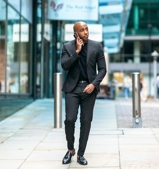Schwarze Leder Slipper mit Quasten kombinieren – 1094+ Herren Outfits: Vereinigen Sie einen dunkelgrauen vertikal gestreiften Anzug mit einem schwarzen T-Shirt mit einem Rundhalsausschnitt, um einen modischen Freizeitlook zu kreieren. Heben Sie dieses Ensemble mit schwarzen Leder Slippern mit Quasten hervor.