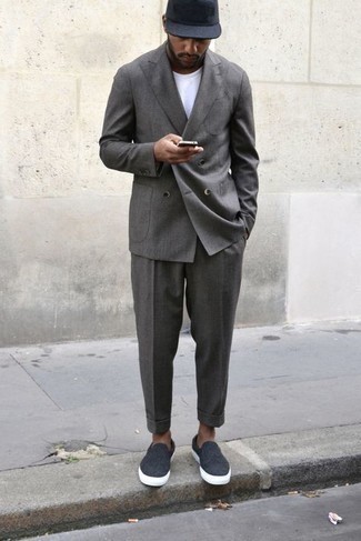 30 Jährige: Dunkelgrauen Anzug kombinieren – 500+ Herren Outfits: Kombinieren Sie einen dunkelgrauen Anzug mit einem weißen T-Shirt mit einem Rundhalsausschnitt für einen für die Arbeit geeigneten Look. Fühlen Sie sich ideenreich? Vervollständigen Sie Ihr Outfit mit dunkelblauen Slip-On Sneakers aus Segeltuch.