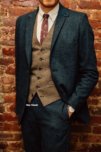 30 Jährige: Dunkeltürkisen Anzug kombinieren – 217 Elegante Herren Outfits: Tragen Sie einen dunkeltürkisen Anzug und eine braune Wollweste, um vor Klasse und Perfektion zu strotzen.