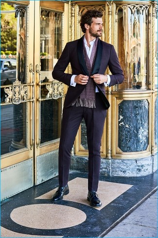 Dunkellila Schal kombinieren – 52 Herren Outfits: Vereinigen Sie einen dunkellila Anzug mit einem dunkellila Schal für ein bequemes Outfit, das außerdem gut zusammen passt. Setzen Sie bei den Schuhen auf die klassische Variante mit schwarzen Leder Derby Schuhen.