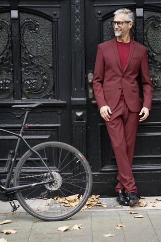 Rotes T-shirt kombinieren – 6 Elegante Herren Outfits: Erwägen Sie das Tragen von einem roten T-shirt und einem dunkelroten Anzug, wenn Sie einen gepflegten und stylischen Look wollen. Putzen Sie Ihr Outfit mit schwarzen Leder Oxford Schuhen.
