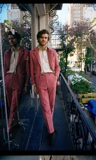 Rosa Anzug kombinieren – 55 Herren Outfits: Kombinieren Sie einen rosa Anzug mit einem weißen Businesshemd für eine klassischen und verfeinerte Silhouette. Wenn Sie nicht durch und durch formal auftreten möchten, ergänzen Sie Ihr Outfit mit dunkelgrünen Wildleder Slippern.