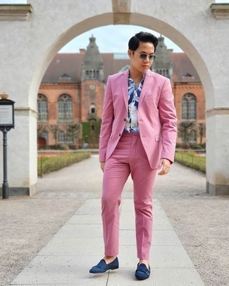 Rosa Anzug kombinieren – 55 Herren Outfits: Kombinieren Sie einen rosa Anzug mit einem weißen und dunkelblauen bedruckten Kurzarmhemd für Drinks nach der Arbeit. Fühlen Sie sich mutig? Entscheiden Sie sich für dunkelblauen Doppelmonks aus Wildleder.