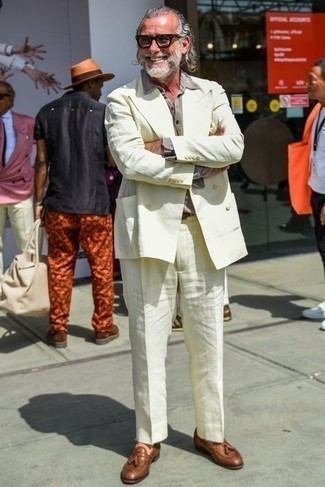 50 Jährige: Braune Leder Slipper mit Quasten kombinieren – 92 Herren Outfits: Tragen Sie einen gelben Anzug und einen beige Polo Pullover für eine klassischen und verfeinerte Silhouette. Braune Leder Slipper mit Quasten sind eine ideale Wahl, um dieses Outfit zu vervollständigen.