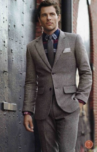 Paaren Sie einen grauen Wollanzug mit einem dunkelblauen Businesshemd mit Schottenmuster für einen stilvollen, eleganten Look.