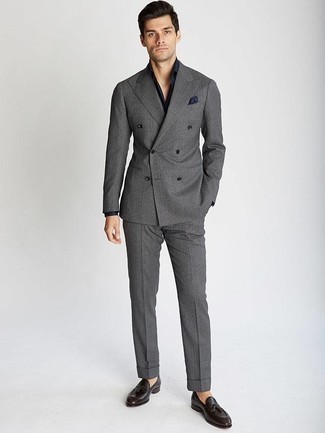 Wie dunkelblaues Businesshemd mit grauen Anzuges zu kombinieren – 44 Sommer Herren Outfits: Kombinieren Sie einen grauen Anzug mit einem dunkelblauen Businesshemd, um vor Klasse und Perfektion zu strotzen. Wenn Sie nicht durch und durch formal auftreten möchten, vervollständigen Sie Ihr Outfit mit dunkelbraunen Leder Slippern mit Quasten. Das Outfit ist der pure Sommer.