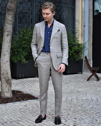 30 Jährige: Dunkelblaues Businesshemd kombinieren – 500+ Elegante Herren Outfits: Entscheiden Sie sich für ein dunkelblaues Businesshemd und einen grauen Leinen Anzug für eine klassischen und verfeinerte Silhouette. Fühlen Sie sich mutig? Entscheiden Sie sich für schwarzen geflochtenen Leder Slipper mit Quasten.