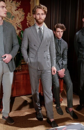 Wie grauen Anzug mit dunkelgrauer Wildleder Slipper zu kombinieren – 12 Herren Outfits: Tragen Sie einen grauen Anzug und ein graues Businesshemd für eine klassischen und verfeinerte Silhouette. Fühlen Sie sich ideenreich? Komplettieren Sie Ihr Outfit mit dunkelgrauen Wildleder Slippern.