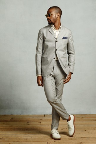 Welche Anzüge mit beige Businesshemdes zu tragen – 60 Herren Outfits: Kombinieren Sie einen Anzug mit einem beige Businesshemd für einen stilvollen, eleganten Look. Suchen Sie nach leichtem Schuhwerk? Wählen Sie weißen Wildleder Derby Schuhe für den Tag.