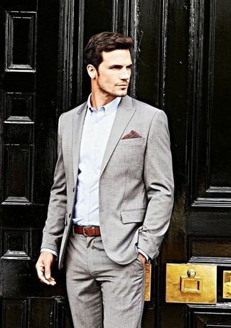 Rotes Einstecktuch mit Vichy-Muster kombinieren – 5 Herren Outfits: Kombinieren Sie einen grauen Anzug mit einem roten Einstecktuch mit Vichy-Muster für ein Alltagsoutfit, das Charakter und Persönlichkeit ausstrahlt.