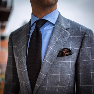 Olivgrünes bedrucktes Einstecktuch kombinieren – 129 Herren Outfits: Vereinigen Sie einen grauen Anzug mit Karomuster mit einem olivgrünen bedruckten Einstecktuch für einen bequemen Alltags-Look.
