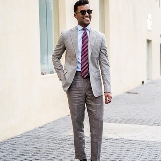 30 Jährige: Dunkelrote horizontal gestreifte Krawatte kombinieren – 134 Sommer Herren Outfits: Entscheiden Sie sich für einen klassischen Stil in einem grauen Anzug und einer dunkelroten horizontal gestreiften Krawatte. Der Look ist mega und passt super zum Sommer.