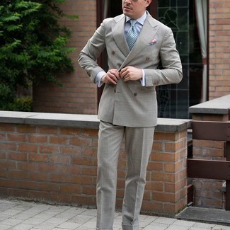 Mehrfarbiges bedrucktes Einstecktuch kombinieren – 199 Herren Outfits: Vereinigen Sie einen grauen Anzug mit einem mehrfarbigen bedruckten Einstecktuch für ein sonntägliches Mittagessen mit Freunden.